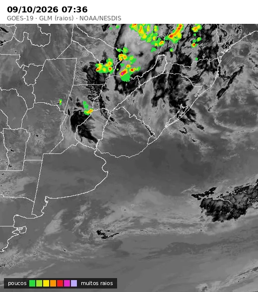 Mapa de raios do satélite GOES-19 sobre o Rio Grande do Sul: pontos coloridos de poucos a muitos raios sobre as nuvens altas em cinza, com a hora da imagem